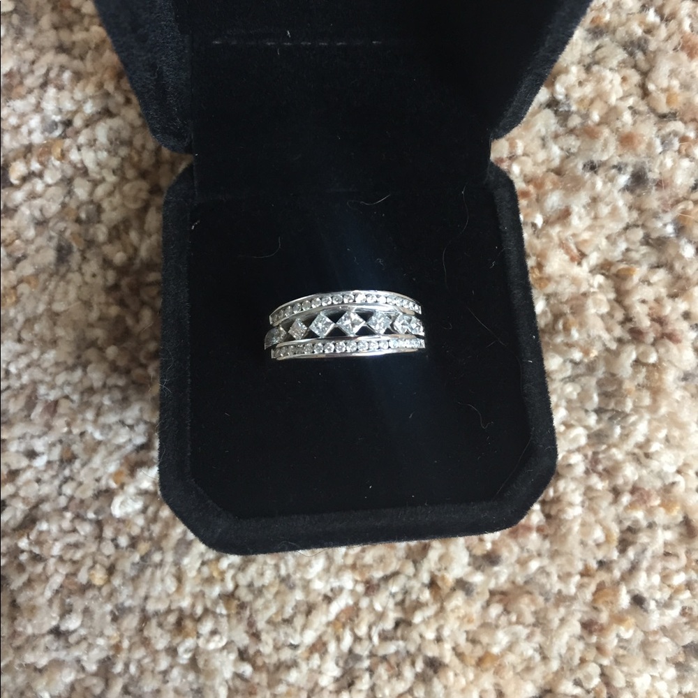14K white gold Diamond ring